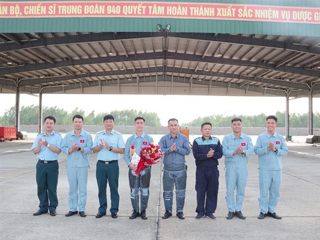 trung-doan-940-hoan-thanh-ke-hoach-tha-bay-don-cho-hoc-vien-phi-cong-quan-su-khoa-48-tren-may-bay-yak-130