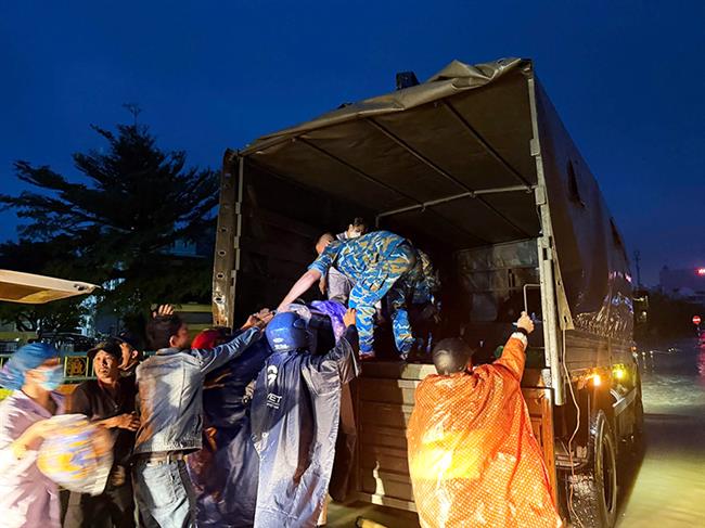 trung-doan-khong-quan-940-no-luc-ho-tro-nhan-dan-vung-lu