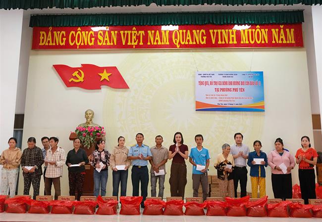 trung-doan-940-phoi-hop-to-chuc-tang-qua-ho-tro-nhan-dan-bi-anh-huong-boi-con-bao-so-13-tai-tinh-dak-lak