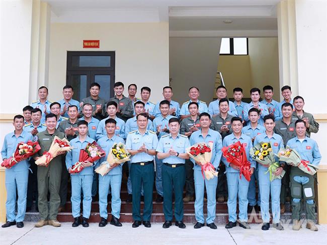 trung-doan-khong-quan-910-to-chuc-thi-tot-nghiep-thuc-hanh-bay-cho-hoc-vien-k49-tren-may-bay-l-39ng