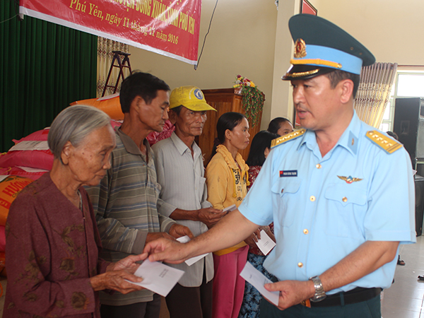 trung-doan-khong-quan-910-trao-qua-ung-ho-nhan-dan-bi-thiet-hai-trong-dot-lu-vua-qua