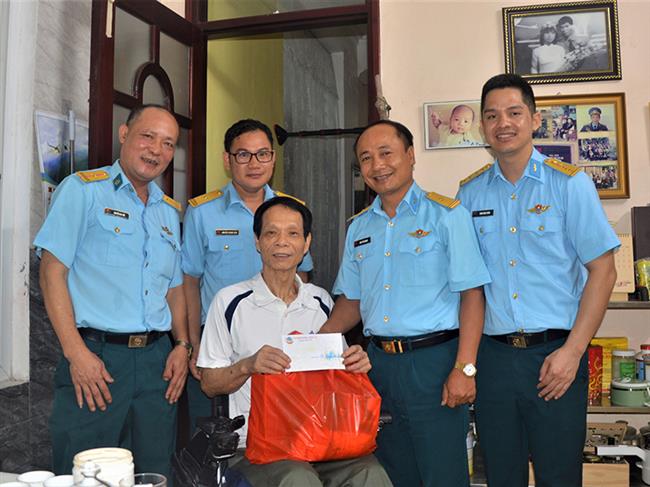 trung-doan-khong-quan-916-to-chuc-cac-hoat-dong-tri-an-nhan-dip-ky-niem-77-nam-ngay-thuong-binh-liet-si