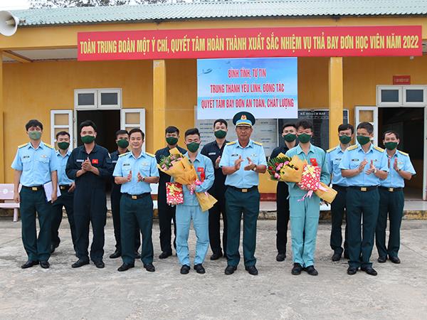 trung-doan-khong-quan-920-to-chuc-bay-tha-don-khoa-muc-vong-kin-tren-may-bay-iak-52-cho-hoc-vien