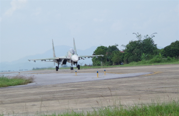 trung-doan-khong-quan-923-thuc-hien-thanh-cong-ban-bay-mau-tren-may-bay-su-30mk2