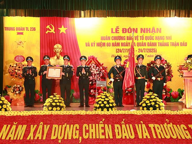 trung-doan-ten-lua-236-to-chuc-le-don-nhan-huan-chuong-bao-ve-to-quoc-hang-nhi-va-ky-niem-60-nam-ngay-ra-quan-danh-thang-tran-dau-24-7-1965-24-7-2025