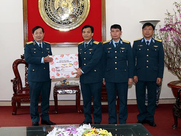 trung-tuong-le-huy-vinh-tu-lenh-quan-chung-pk-kq-kiem-tra-va-chuc-tet-cac-don-vi-thuoc-su-doan-361-va-su-doan-371