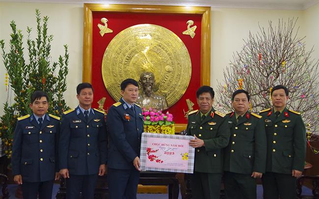 trung-tuong-nguyen-van-nghia-pho-tong-tham-muu-truong-quan-doi-nhan-dan-viet-nam-tham-va-chuc-tet-su-doan-365