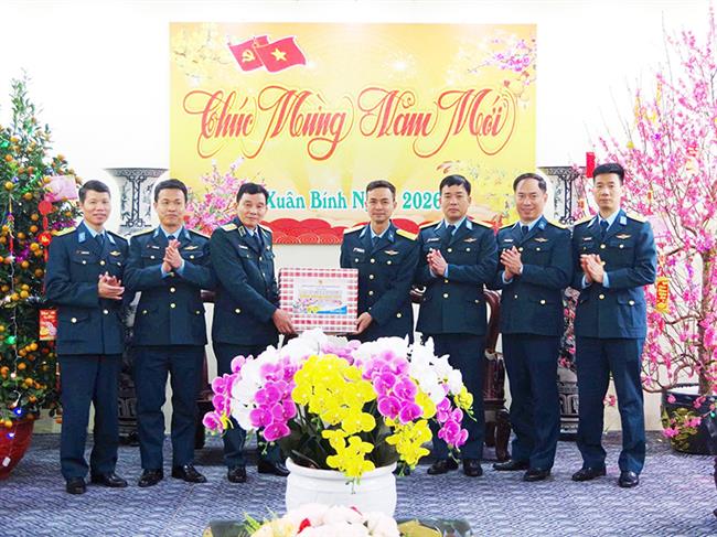 trung-tuong-tran-ngoc-quyen-chinh-uy-quan-chung-phong-khong-khong-quan-tham-va-chuc-tet-trung-doan-284