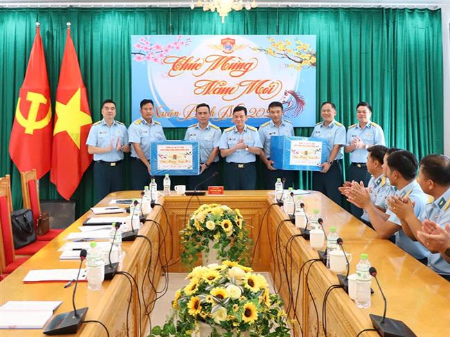 trung-tuong-tran-ngoc-quyen-chinh-uy-quan-chung-phong-khong-khong-quan-tham-chuc-tet-trung-doan-910-va-trung-doan-940