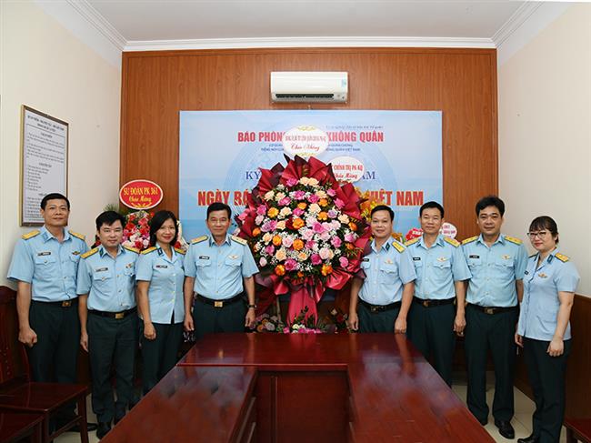 trung-tuong-tran-ngoc-quyen-bi-thu-dang-uy-chinh-uy-quan-chung-pk-kq-chuc-mung-bao-phong-khong-khong-quan