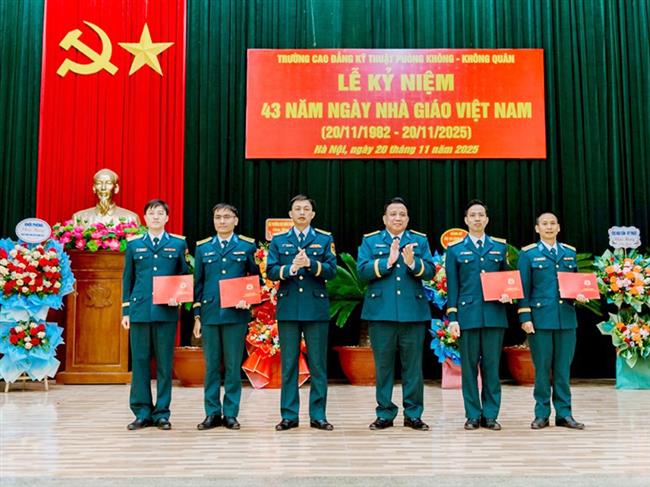 truong-cao-dang-ky-thuat-phong-khong-khong-quan-to-chuc-le-ky-niem-43-nam-ngay-nha-giao-viet-nam-20-11-1982-20-11-2025