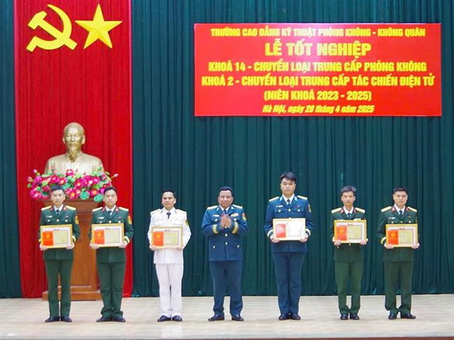 truong-cao-dang-ky-thuat-phong-khong-khong-quan-to-chuc-le-tot-nghiep-khoa-14-chuyen-loai-trung-cap-phong-khong-va-khoa-2-chuyen-loai-trung-cap-tac-chien-dien-tu
