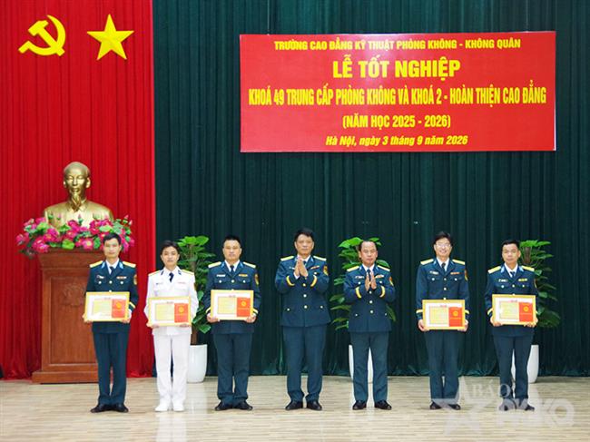truong-cao-dang-ky-thuat-phong-khong-khong-quan-to-chuc-le-tot-nghiep-khoa-49-trung-cap-phong-khong-va-khoa-2-hoan-thien-cao-dang