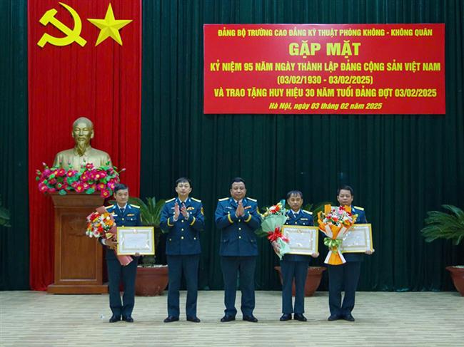 truong-cao-dang-ky-thuat-pk-kq-gap-mat-ky-niem-95-nam-ngay-thanh-lap-dang-cong-san-viet-nam-va-trao-huy-hieu-30-nam-tuoi-dang