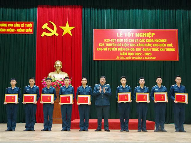 truong-cao-dang-ky-thuat-pk-kq-to-chuc-le-tot-nghiep-cac-khoa-dao-tao-ha-si-quan-chi-huy-nhan-vien-chuyen-mon-ky-thuat