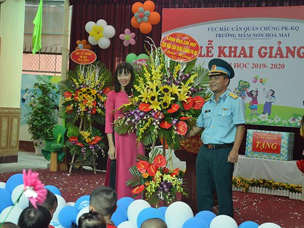truong-mam-non-hoa-mai-khai-giang-nam-hoc-moi