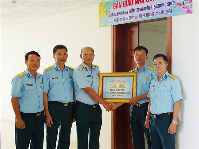 truong-si-quan-khong-quan-ban-giao-nha-cong-vu-cho-quan-nhan-tai-san-bay-phan-thiet