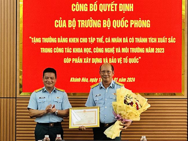 truong-si-quan-khong-quan-cong-bo-quyet-dinh-cua-bo-truong-bo-quoc-phong-khen-thuong-tap-the-ca-nhan