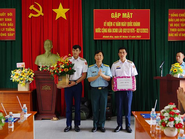 truong-si-quan-khong-quan-gap-mat-chuc-mung-hoc-vien-nhan-ky-niem-47-nam-quoc-khanh-nuoc-cong-hoa-dan-chu-nhan-dan-lao