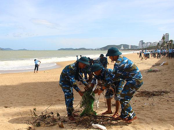 truong-si-quan-khong-quan-giup-dan-khac-phuc-hau-qua-bao-so-12