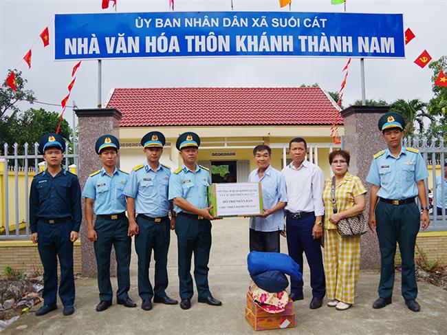 truong-si-quan-khong-quan-phoi-hop-cac-to-chuc-thien-nguyen-ho-tro-nhan-dan-vung-lu-tinh-khanh-hoa