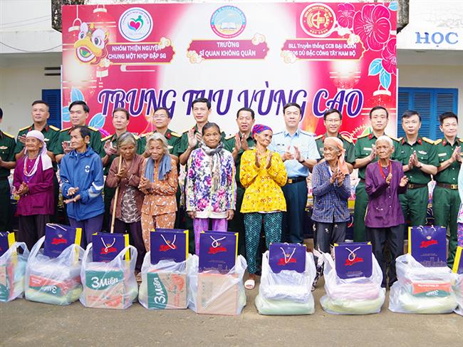 truong-si-quan-khong-quan-phoi-hop-voi-cac-to-chuc-tang-qua-cac-gia-dinh-nha-truong-va-thieu-nhi-co-hoan-canh-kho-khan