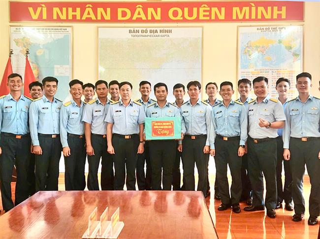 truong-si-quan-khong-quan-tham-dong-vien-luc-luong-thuc-hien-nhiem-vu-a80