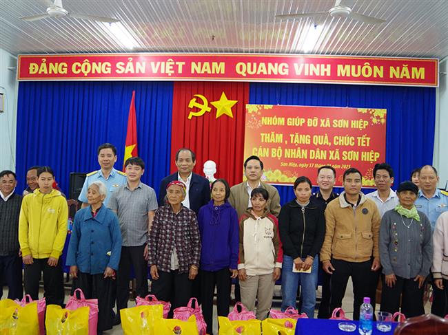 truong-si-quan-khong-quan-tham-tang-qua-nhan-dan-co-hoan-canh-kho-khan-tren-dia-ban-tinh-khanh-hoa