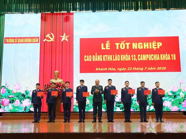 truong-si-quan-khong-quan-to-chuc-le-tot-nghiep-cao-dang-ky-thuat-hang-khong-lao-va-campuchia