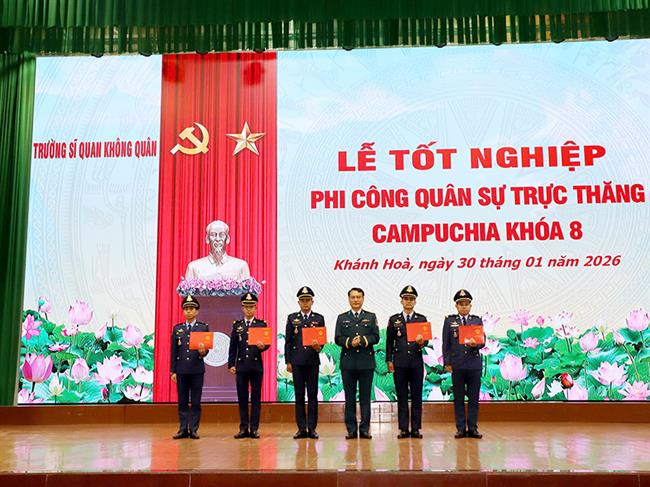 truong-si-quan-khong-quan-to-chuc-le-tot-nghiep-cho-hoc-vien-phi-cong-quan-su-truc-thang-campuchia-khoa-8