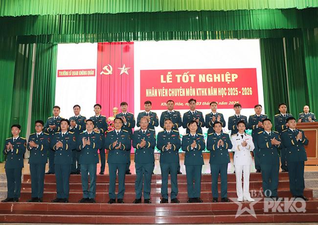 truong-si-quan-khong-quan-to-chuc-le-tot-nghiep-nhan-vien-ky-thuat-hang-khong-nam-hoc-2025-2026