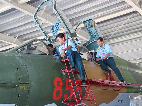 truong-si-quan-khong-quan-to-chuc-thi-ky-thuat-truong-chuyen-nganh-ky-thuat-hang-khong-va-tho-xe-may-gioi-nam-2019