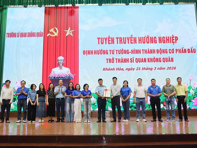 truong-si-quan-khong-quan-to-chuc-tuyen-truyen-huong-nghiep-cho-hoc-sinh-truong-thpt-loc-an-tinh-lam-dong