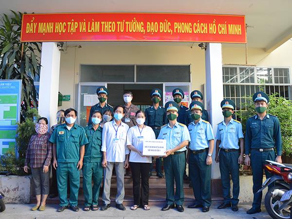 truong-si-quan-khong-quan-trao-qua-ho-tro-nhan-dan-tp-nha-trang-gap-kho-khan-do-anh-huong-dich-covid-19