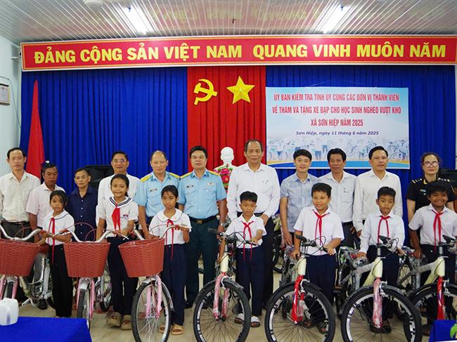 truong-si-quan-khong-quan-trao-tang-xe-dap-cho-hoc-sinh-co-hoan-canh-kho-khan-tren-dia-ban-huyen-khanh-son-tinh-khanh-hoa