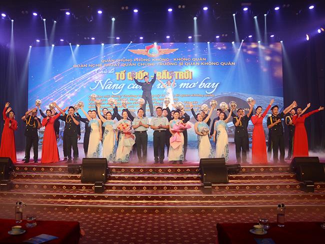 truong-si-quan-khong-quan-voi-chuong-trinh-thi-dien-“to-quoc-bau-troi-nang-canh-uoc-mo-bay”