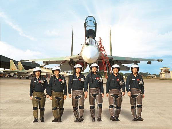 tu-hao-truyen-thong-su-doan-khong-quan-371-anh-hung-quyet-tam-bao-ve-vung-chac-bau-troi-to-quoc