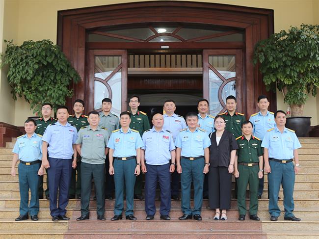 tu-lenh-binh-chung-khong-quan-nuoc-cong-hoa-nhan-dan-mong-co-tham-va-lam-viec-tai-quan-chung-phong-khong-khong-quan