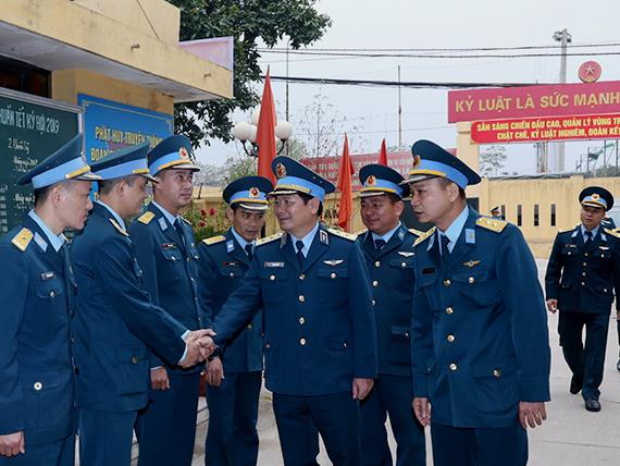 trung-tuong-le-huy-vinh-tu-lenh-quan-chung-kiem-tra-san-sang-chien-dau-va-chuc-tet-lu-doan-26