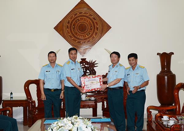 tu-lenh-quan-chung-phong-khong-khong-quan-kiem-tra-cong-tac-san-sang-chien-dau-va-chuc-tet-su-doan-367-va-su-doan-370