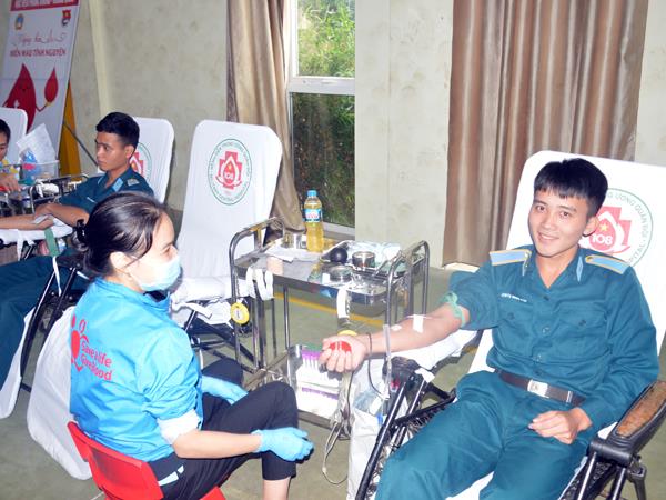 tuoi-tre-hoc-vien-phong-khong-khong-quan-hien-hon-600-don-vi-mau