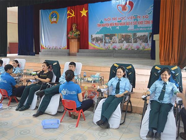tuoi-tre-hoc-vien-pk-kq-hien-gan-300-don-vi-mau-vi-suc-khoe-cong-dong