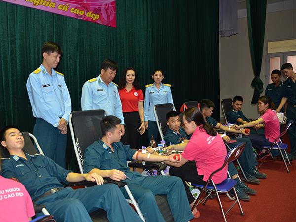 tuoi-tre-truong-si-quan-khong-quan-va-lu-doan-26-tham-gia-hien-mau-tinh-nguyen