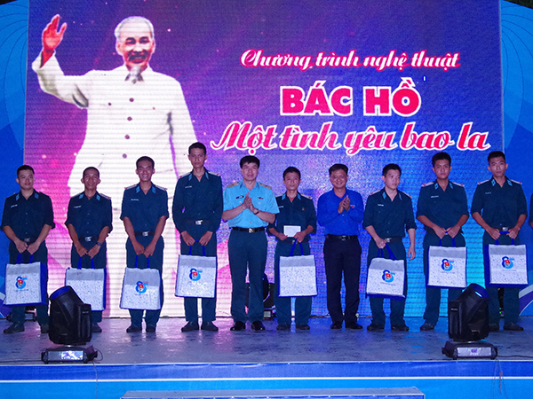 tuoi-tre-su-doan-367-va-su-doan-370-tham-gia-chuong-trinh-nghe-thuat-bac-ho-mot-tinh-yeu-bao-la