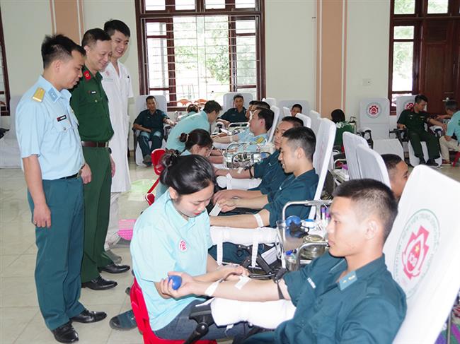 tuoi-tre-su-doan-371-tham-gia-hien-mau-tinh-nguyen