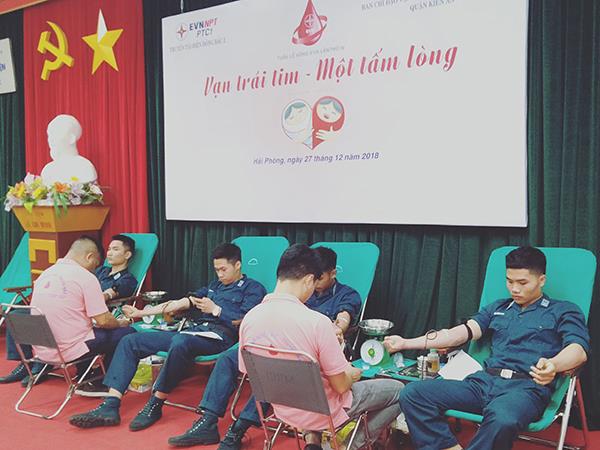 tuoi-tre-trung-doan-295-hien-hon-100-don-vi-mau-cuu-nguoi