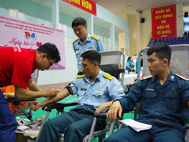 tuoi-tre-trung-doan-295-tham-gia-hien-mau-tinh-nguyen-nam-2023