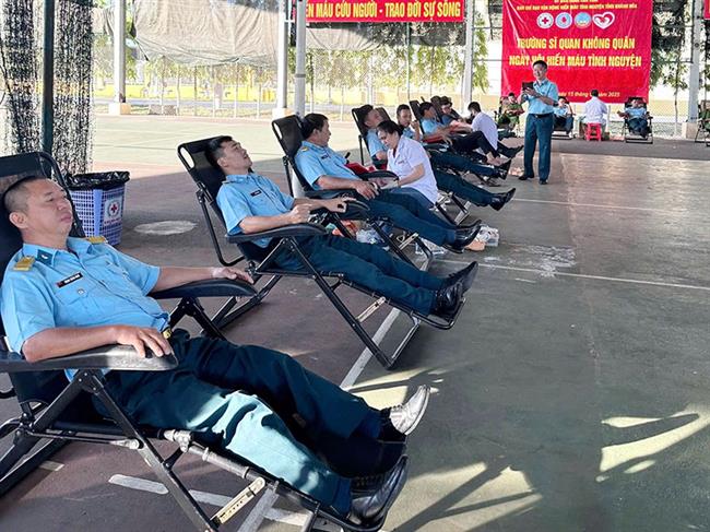 tuoi-tre-truong-si-quan-khong-quan-hien-tang-348-don-vi-mau-khoe