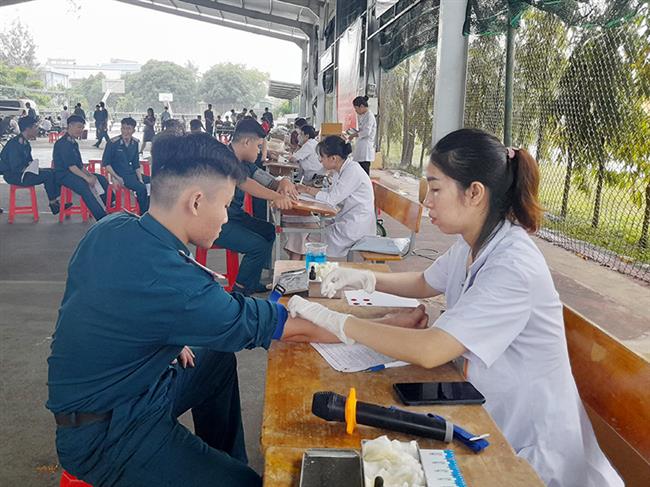 tuoi-tre-truong-si-quan-khong-quan-hien-tang-hon-350-don-vi-mau