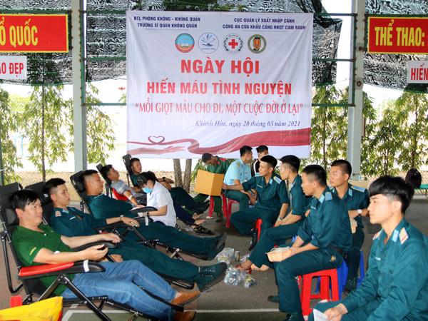 tuoi-tre-truong-si-quan-khong-quan-hien-tang-388-don-vi-mau